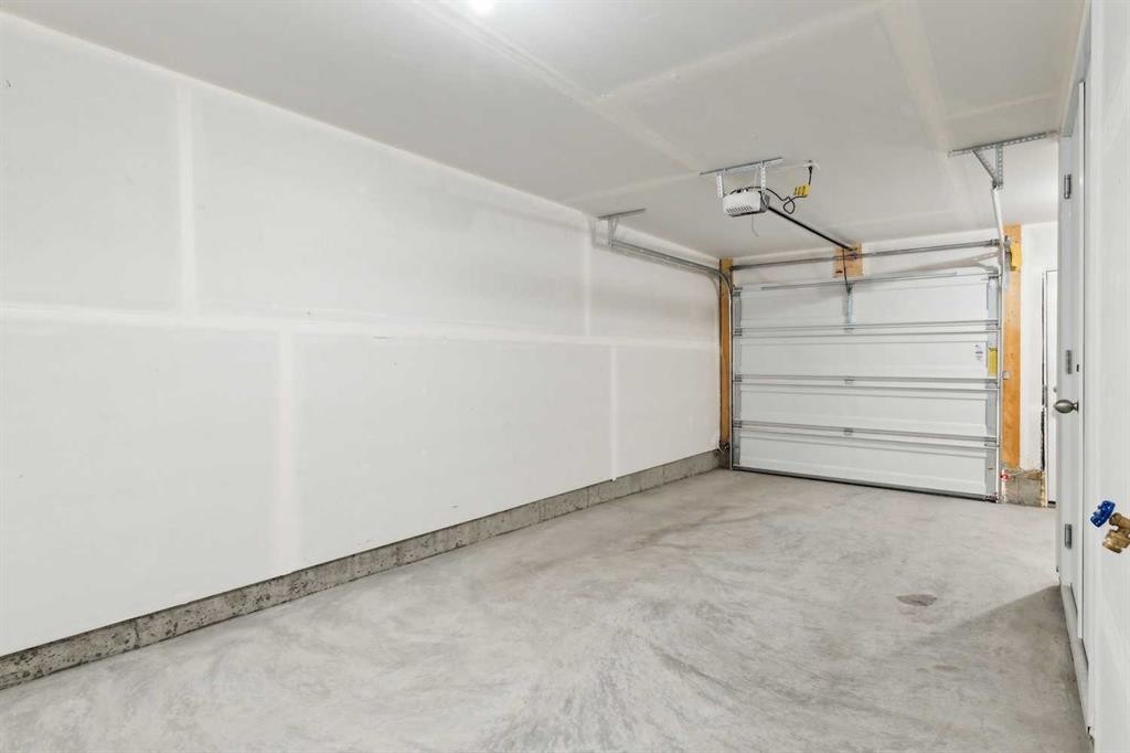 703-24 Rivercrest Drive, Cochrane, AB - Indoor Photo Showing Garage
