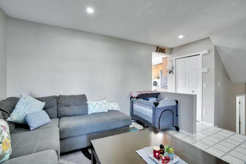 140 Saddlehorn Crescent Ne, Calgary, AB - Indoor Photo Showing Living Room