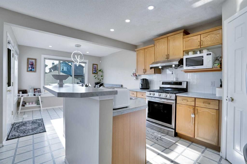 140 Saddlehorn Crescent Ne, Calgary, AB - Indoor Photo Showing Kitchen