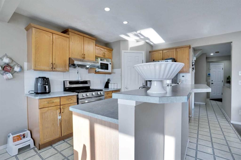 140 Saddlehorn Crescent Ne, Calgary, AB - Indoor Photo Showing Kitchen