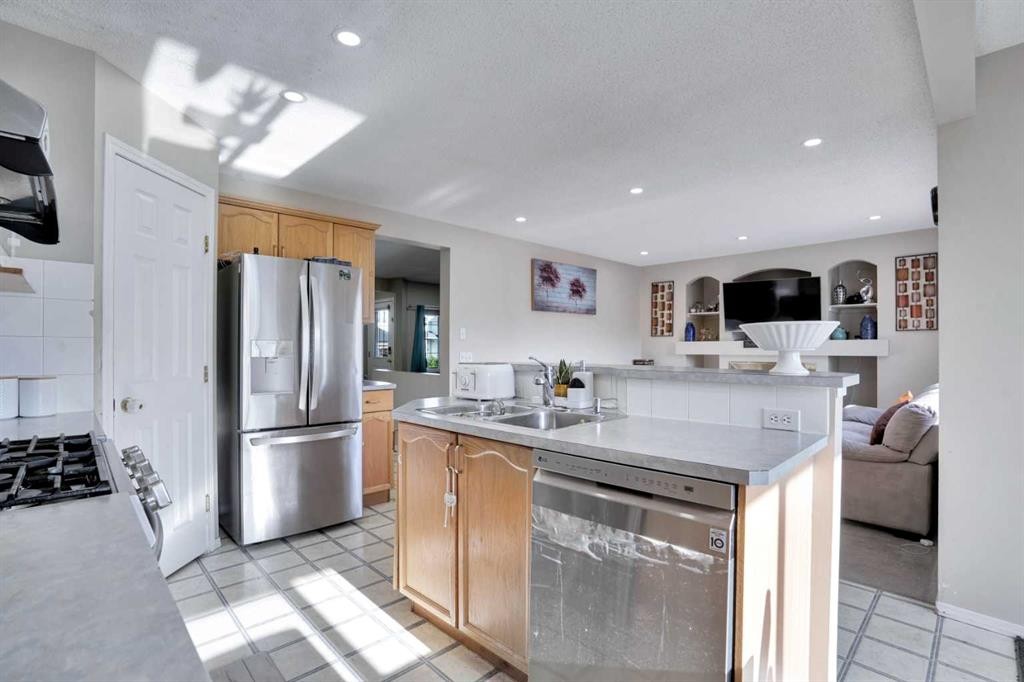 140 Saddlehorn Crescent Ne, Calgary, AB - Indoor Photo Showing Kitchen