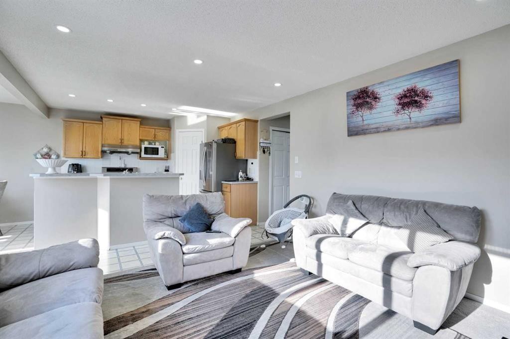 140 Saddlehorn Crescent Ne, Calgary, AB - Indoor Photo Showing Living Room