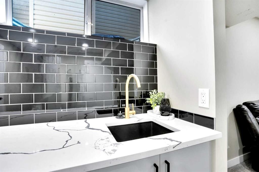 140 Saddlehorn Crescent Ne, Calgary, AB - Indoor Photo Showing Kitchen