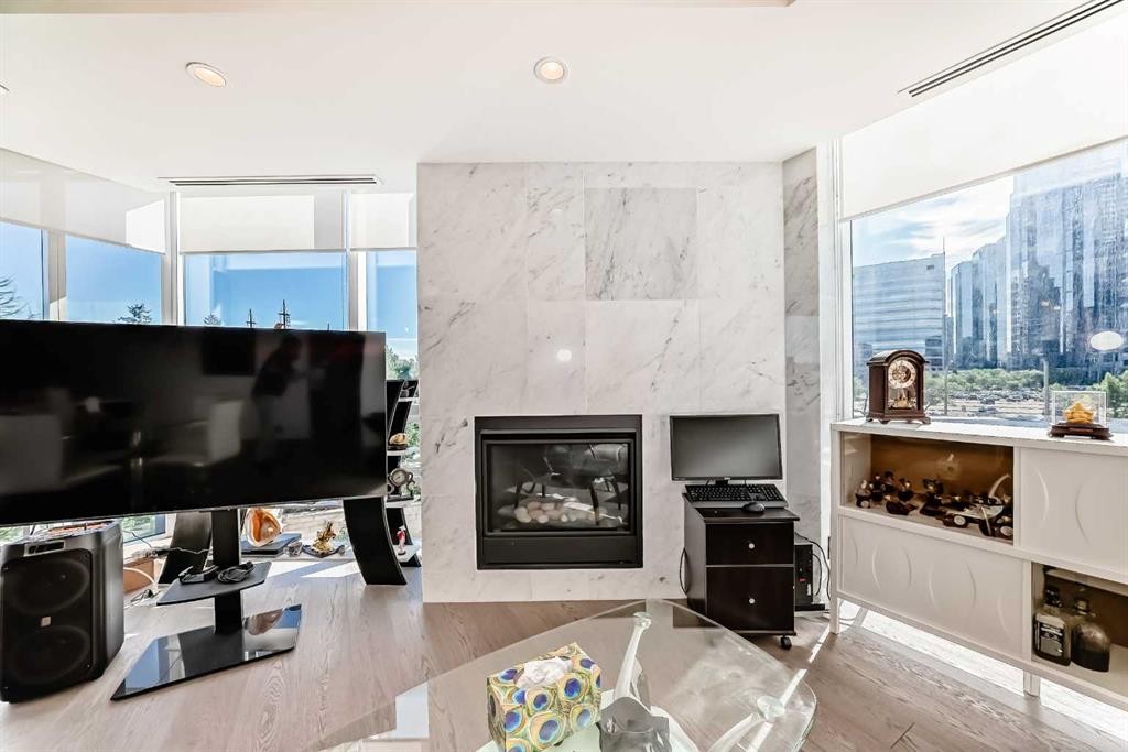 302-738 1 Avenue Sw, Calgary, AB - Indoor Photo Showing Living Room With Fireplace