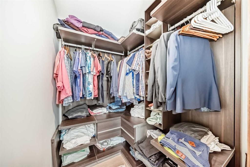 302-738 1 Avenue Sw, Calgary, AB - Indoor With Storage