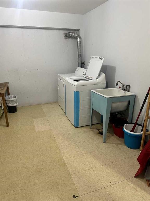 723 5 Street Ne, Calgary, AB - Indoor Photo Showing Laundry Room