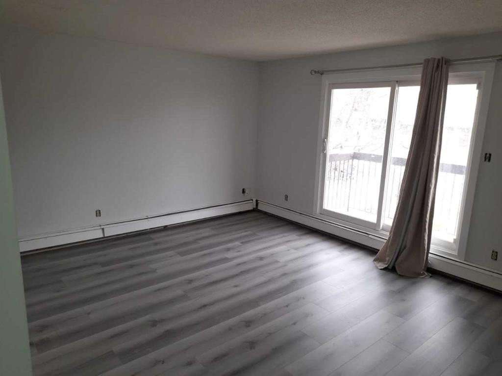 723 5 Street Ne, Calgary, AB - Indoor Photo Showing Other Room