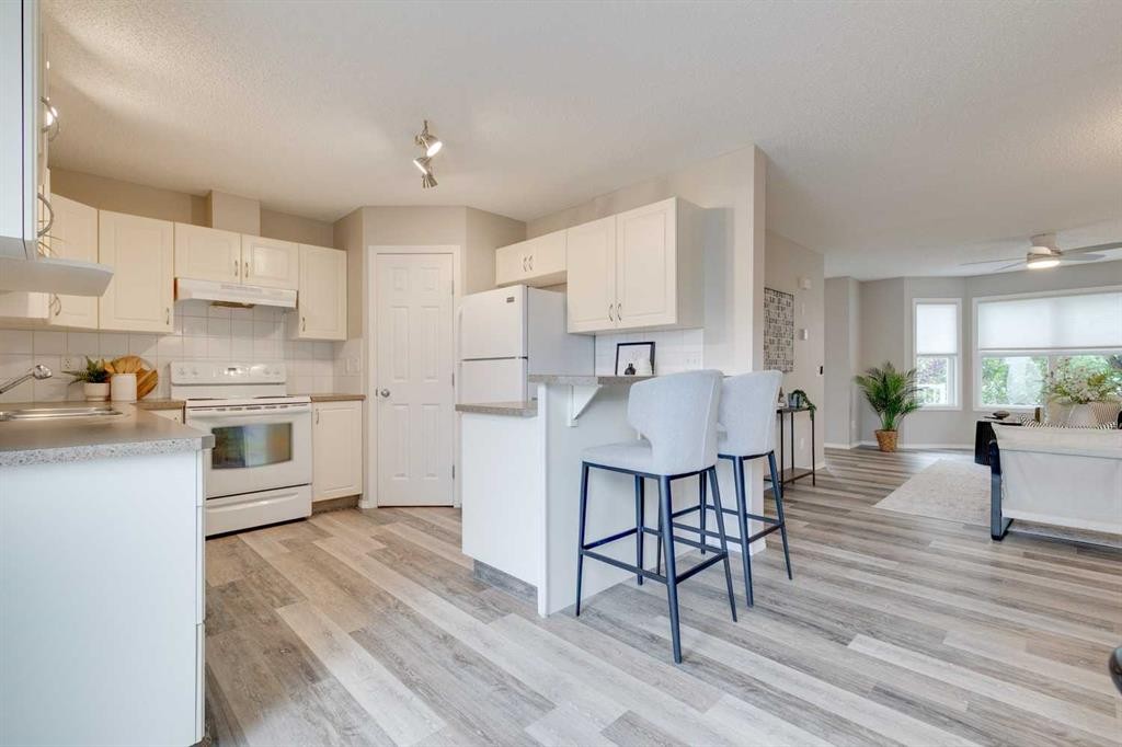 910 Prairie Sound Circle Nw, High River, AB - Indoor Photo Showing Kitchen