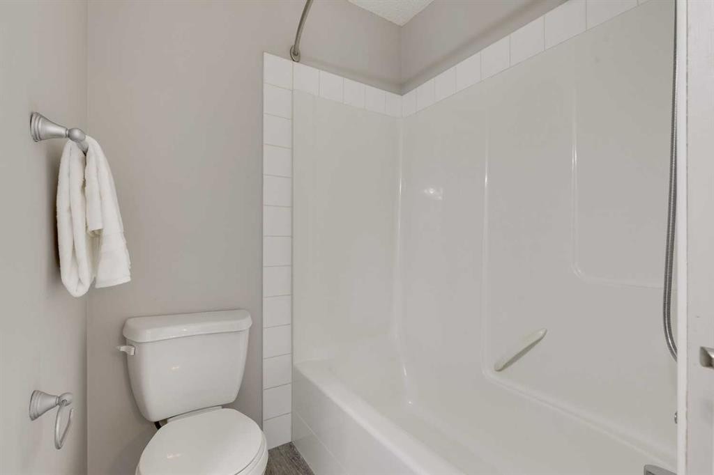 910 Prairie Sound Circle Nw, High River, AB - Indoor Photo Showing Bathroom