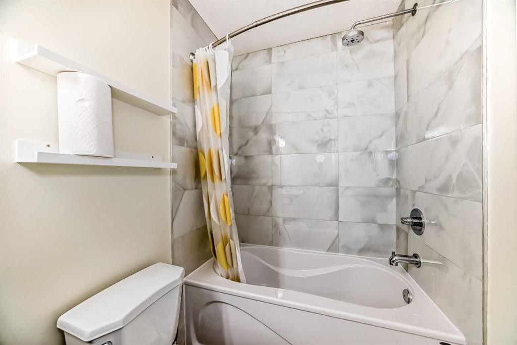 9 Copperpond Avenue Se, Calgary, AB - Indoor Photo Showing Bathroom