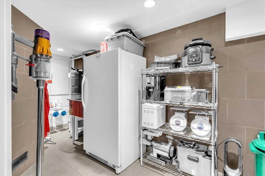 2211 45 Street Se, Calgary, AB - Indoor