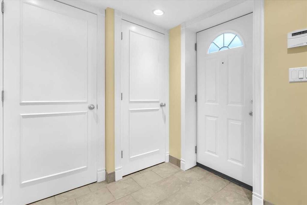2211 45 Street Se, Calgary, AB - Indoor Photo Showing Other Room