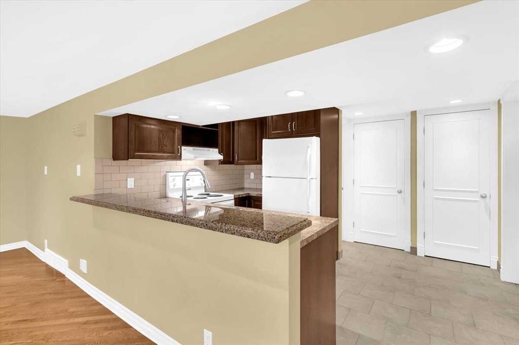 2211 45 Street Se, Calgary, AB - Indoor Photo Showing Kitchen