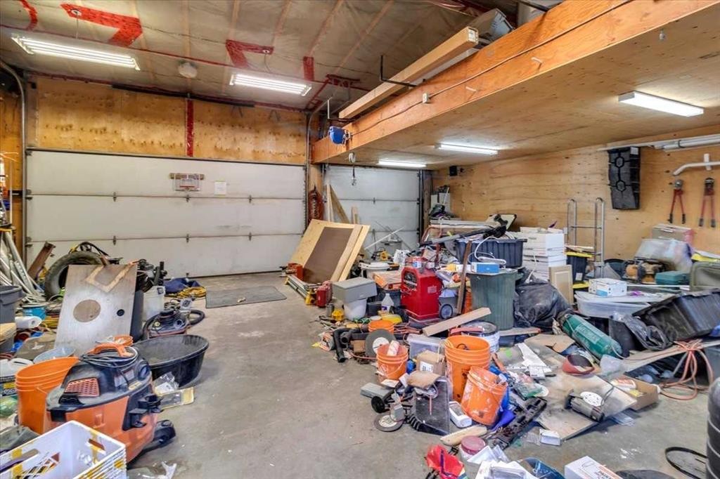 2211 45 Street Se, Calgary, AB - Indoor Photo Showing Garage