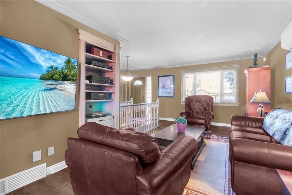 2211 45 Street Se, Calgary, AB - Indoor Photo Showing Living Room