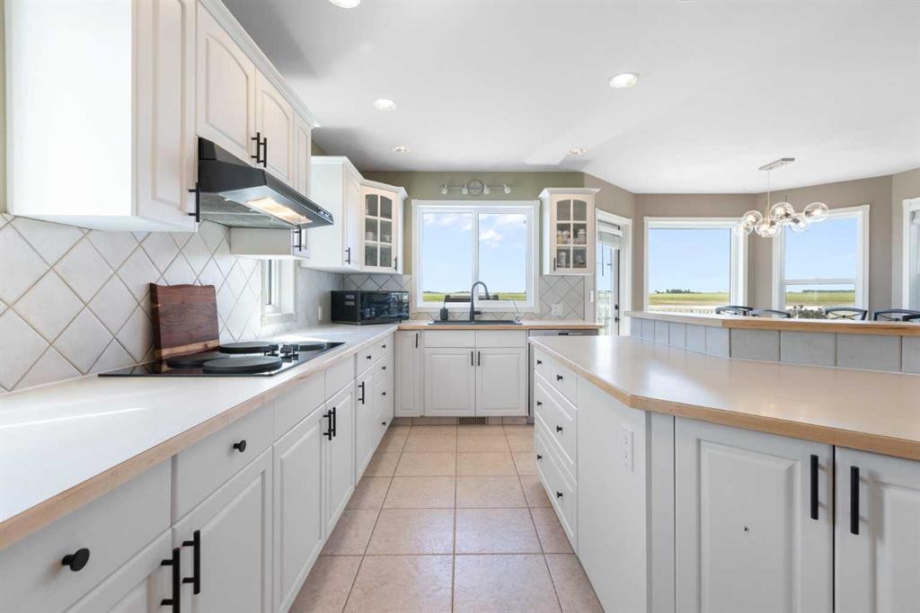 250257 271 Range Road, Rural Rocky View County, AB - Indoor Photo Showing Kitchen