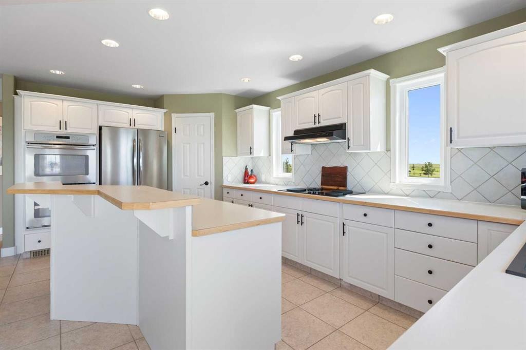 250257 271 Range Road, Rural Rocky View County, AB - Indoor Photo Showing Kitchen