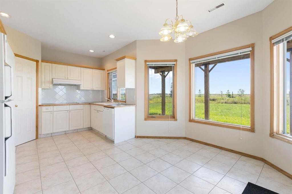 250257 271 Range Road, Rural Rocky View County, AB - Indoor Photo Showing Kitchen
