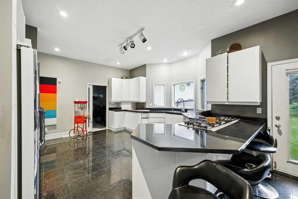 105 Patton Court Sw, Calgary, AB - Indoor Photo Showing Kitchen