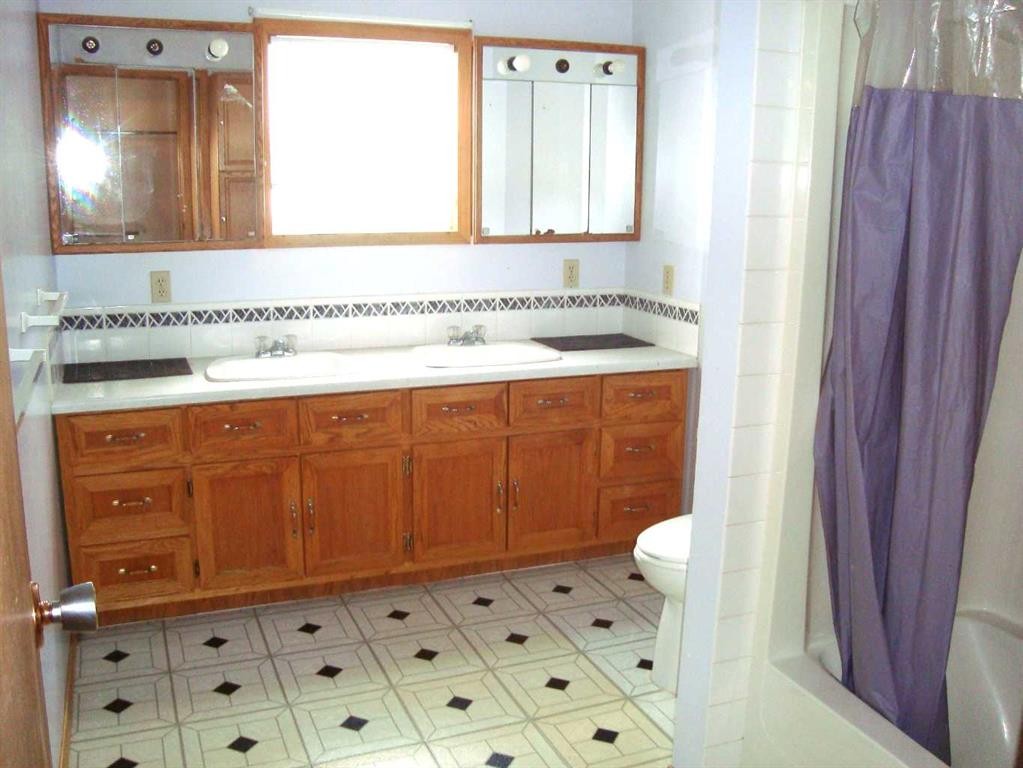 114 School Road, Trochu, AB - Indoor Photo Showing Bathroom