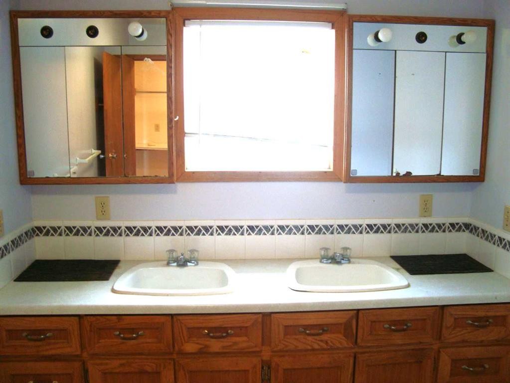 114 School Road, Trochu, AB - Indoor Photo Showing Bathroom
