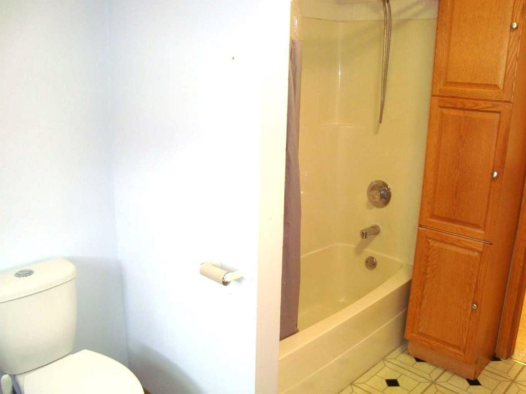 114 School Road, Trochu, AB - Indoor Photo Showing Bathroom