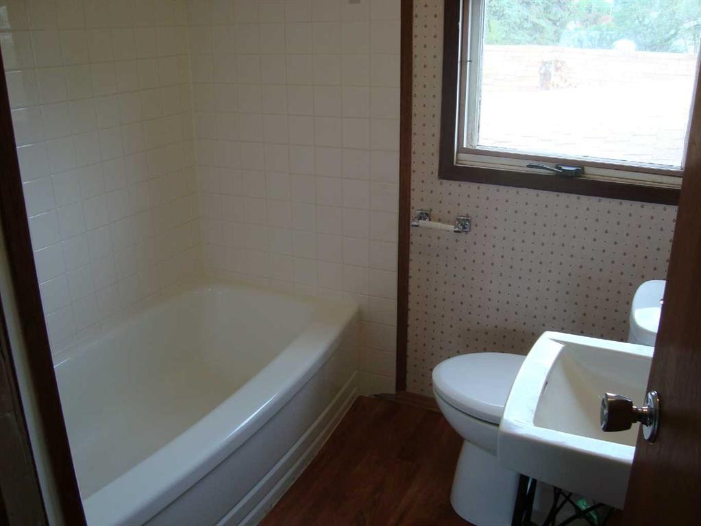 114 School Road, Trochu, AB - Indoor Photo Showing Bathroom