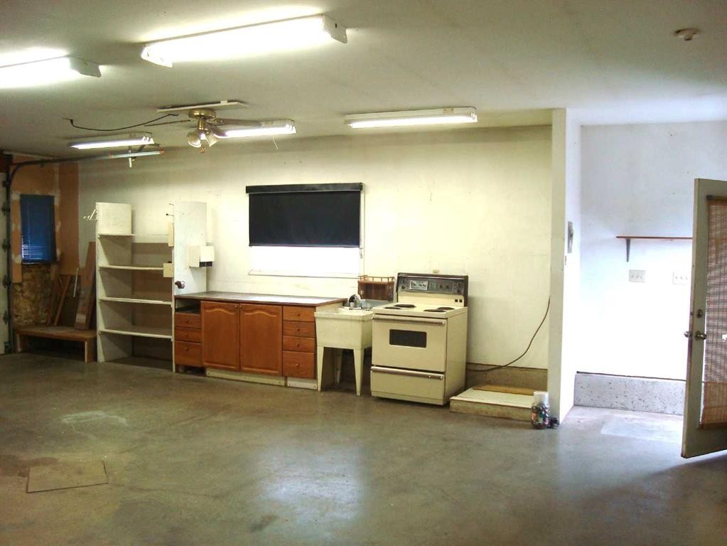 114 School Road, Trochu, AB - Indoor Photo Showing Garage