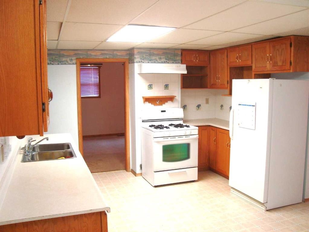 114 School Road, Trochu, AB - Indoor Photo Showing Kitchen With Double Sink