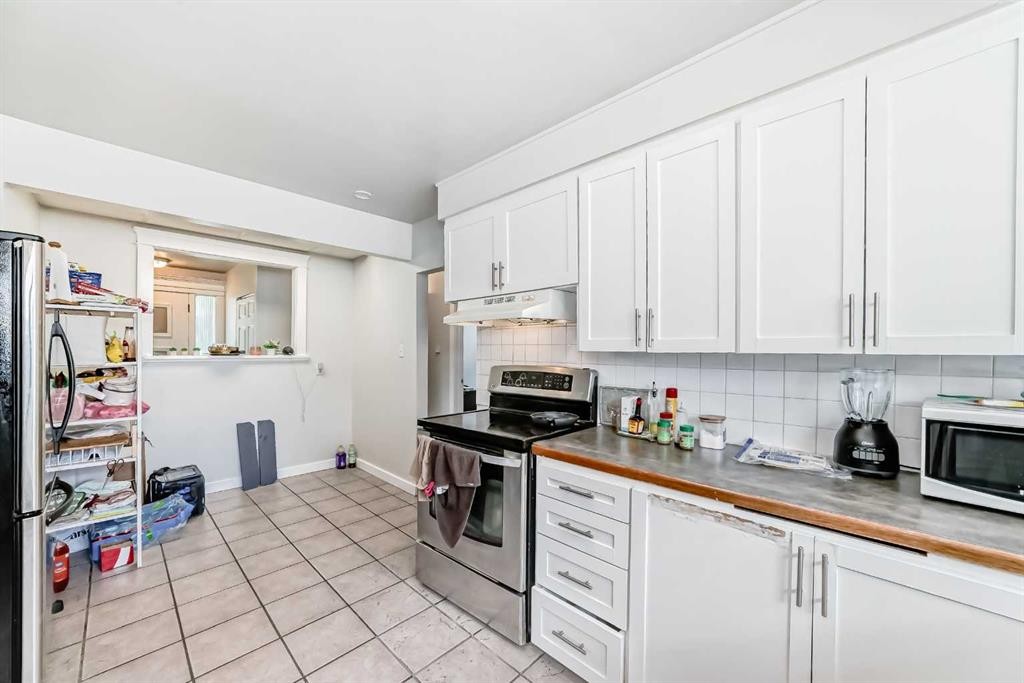 2208 47 Street Se, Calgary, AB - Indoor Photo Showing Kitchen