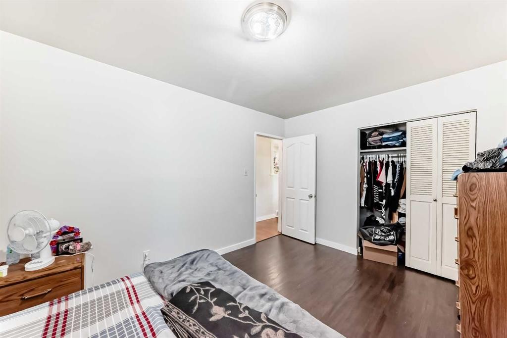 2208 47 Street Se, Calgary, AB - Indoor Photo Showing Bedroom