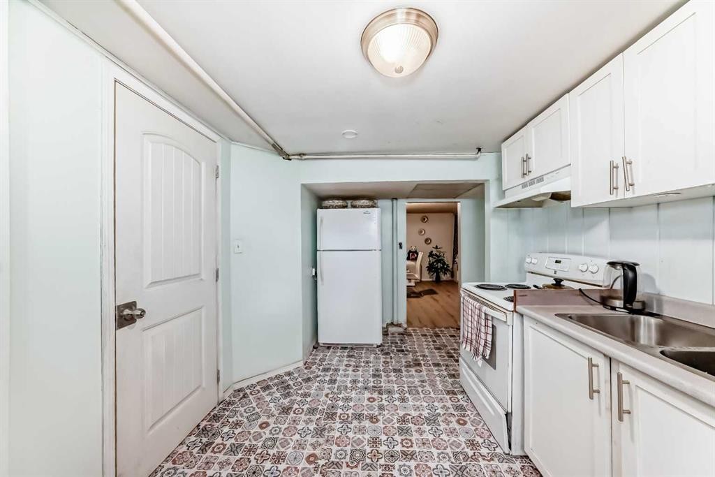2208 47 Street Se, Calgary, AB - Indoor Photo Showing Kitchen