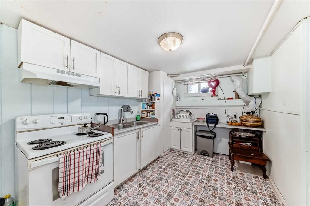 2208 47 Street Se, Calgary, AB - Indoor Photo Showing Kitchen With Double Sink