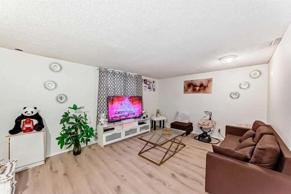 2208 47 Street Se, Calgary, AB - Indoor Photo Showing Living Room