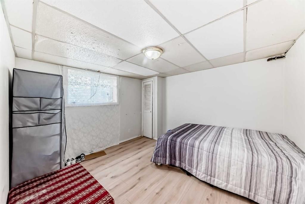 2208 47 Street Se, Calgary, AB - Indoor Photo Showing Bedroom