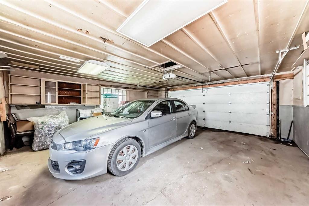 2208 47 Street Se, Calgary, AB - Indoor Photo Showing Garage