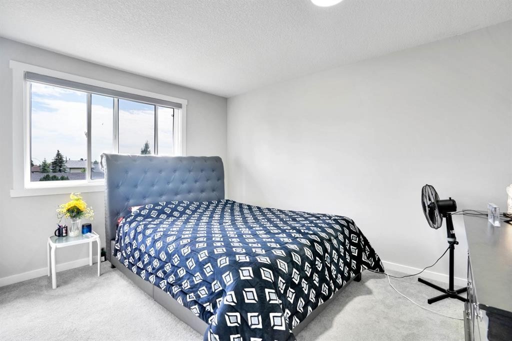 243 Castlebrook Road Ne, Calgary, AB - Indoor Photo Showing Bedroom