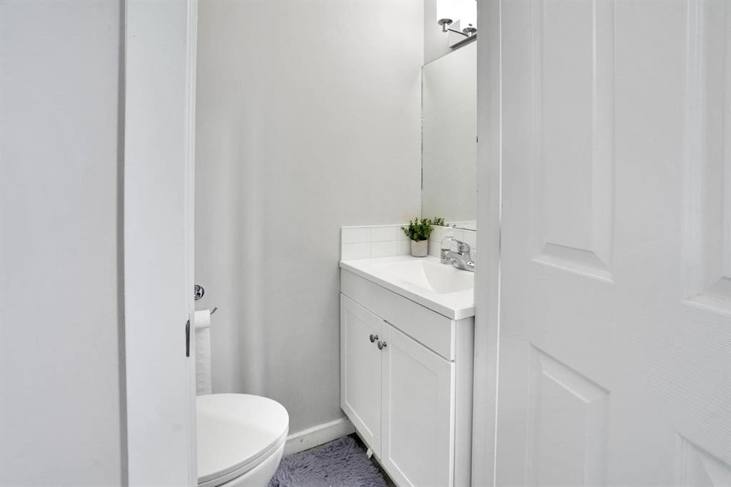 243 Castlebrook Road Ne, Calgary, AB - Indoor Photo Showing Bathroom