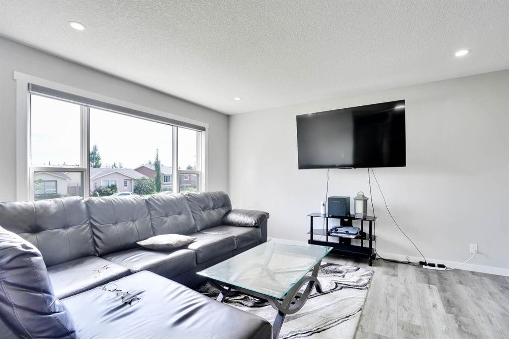 243 Castlebrook Road Ne, Calgary, AB - Indoor Photo Showing Living Room