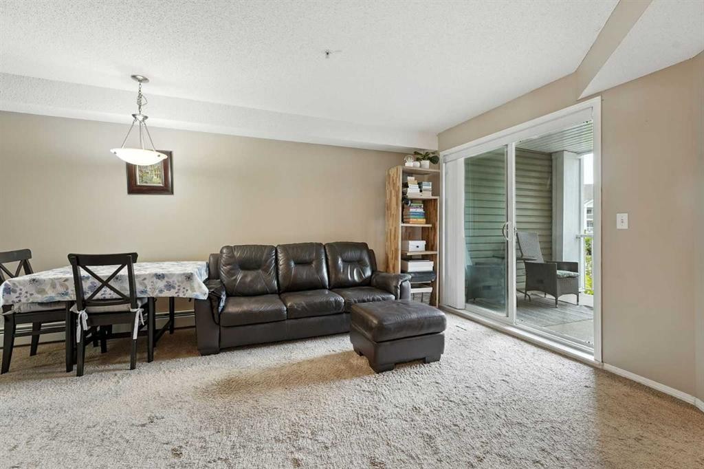 3311-10 Prestwick Bay Se, Calgary, AB - Indoor Photo Showing Living Room