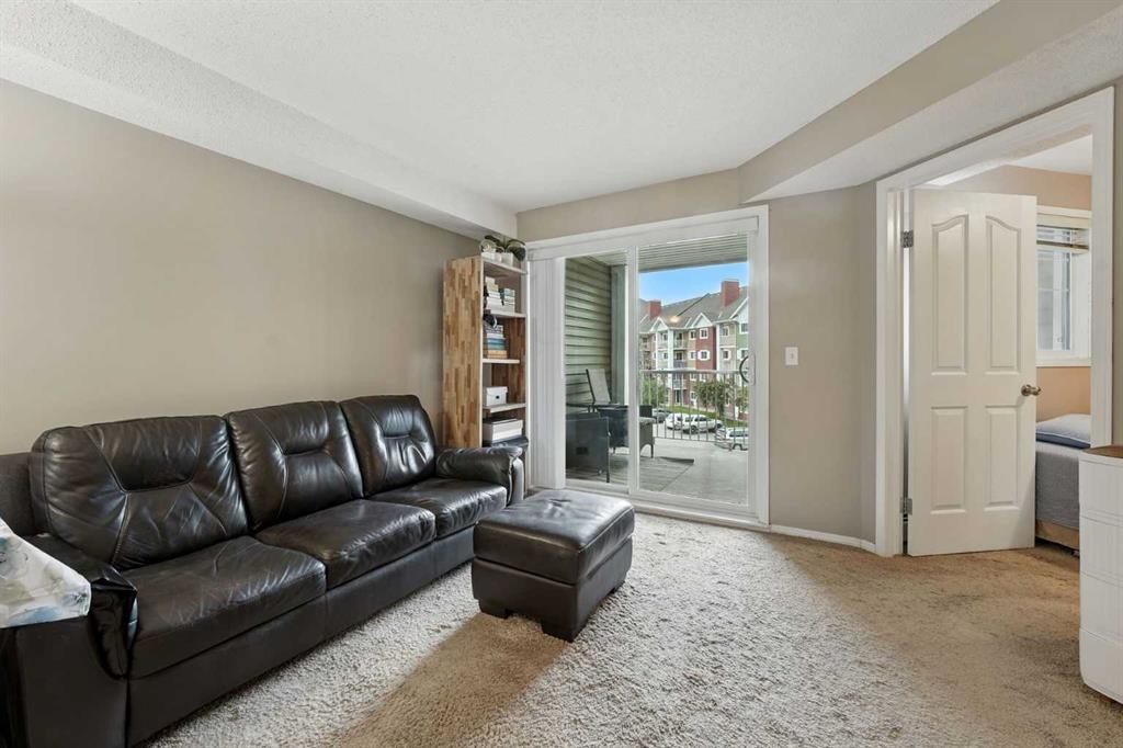 3311-10 Prestwick Bay Se, Calgary, AB - Indoor Photo Showing Living Room