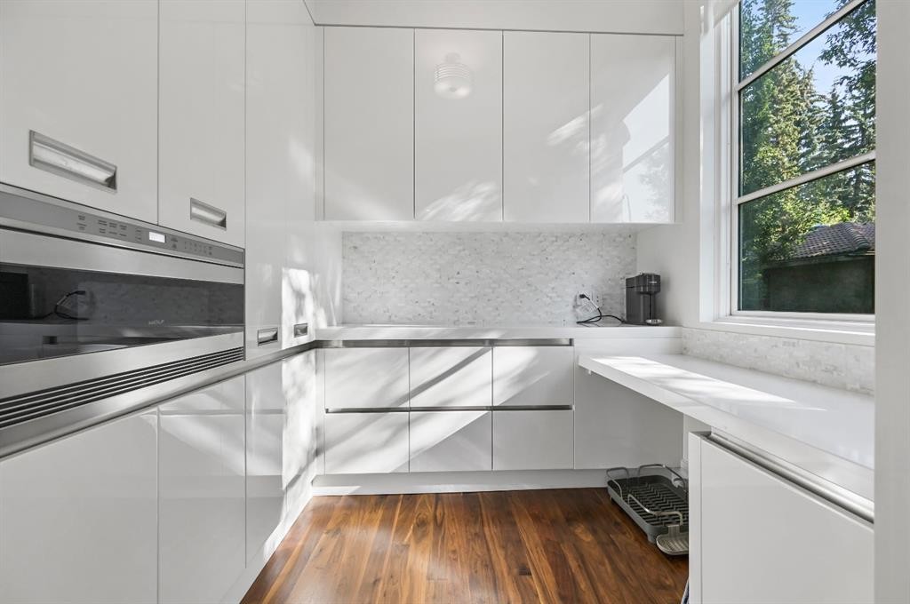 3926 9 Street Sw, Calgary, AB - Indoor Photo Showing Kitchen With Upgraded Kitchen