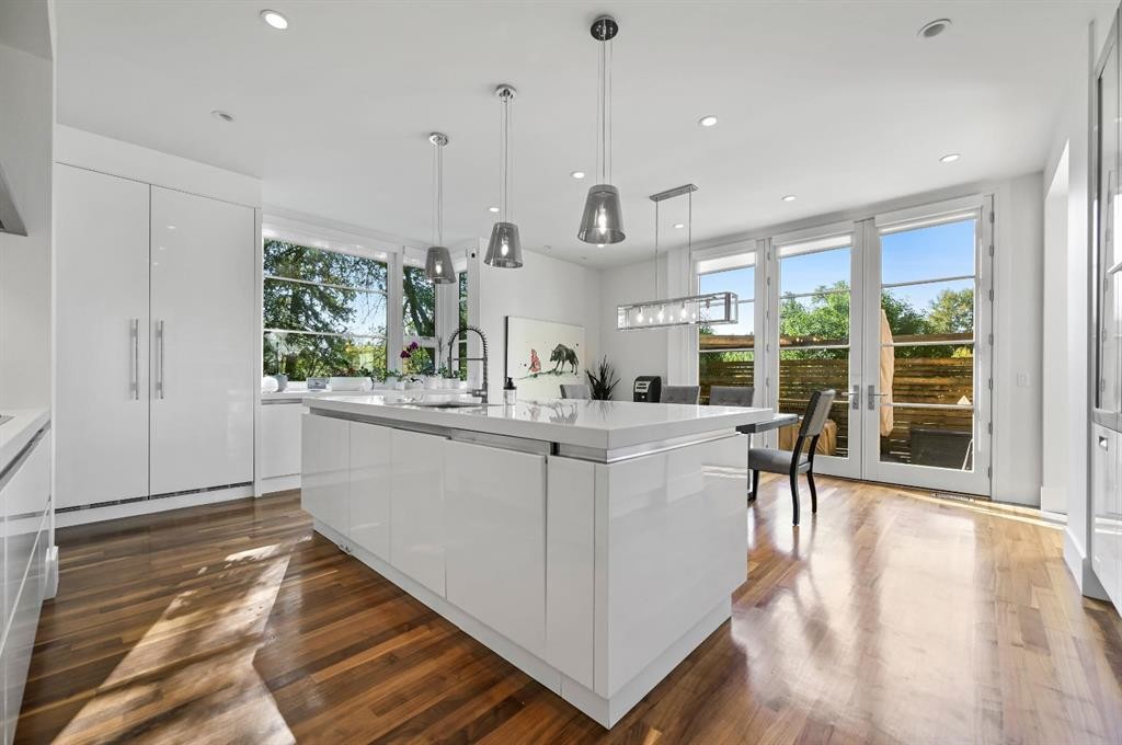 3926 9 Street Sw, Calgary, AB - Indoor Photo Showing Kitchen With Upgraded Kitchen