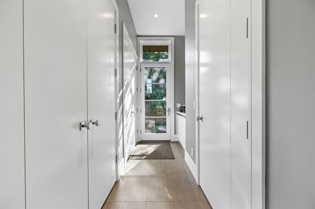 3926 9 Street Sw, Calgary, AB - Indoor Photo Showing Other Room