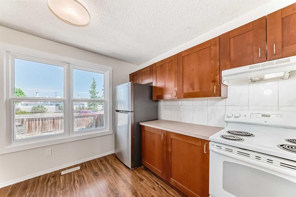 5307 Madigan Drive Ne, Calgary, AB - Indoor Photo Showing Kitchen