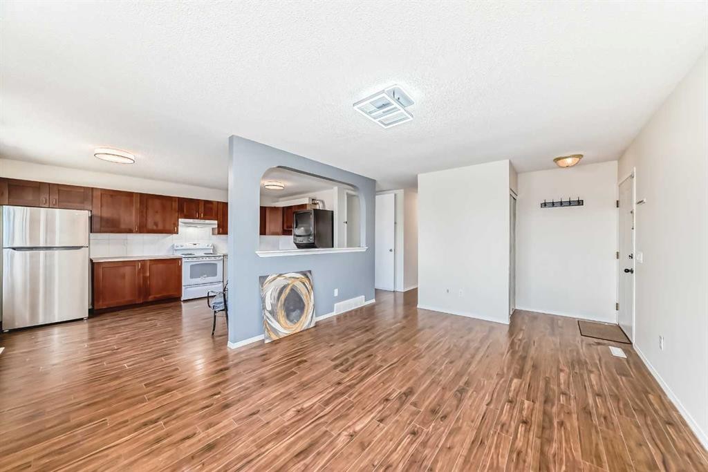 5307 Madigan Drive Ne, Calgary, AB - Indoor Photo Showing Kitchen