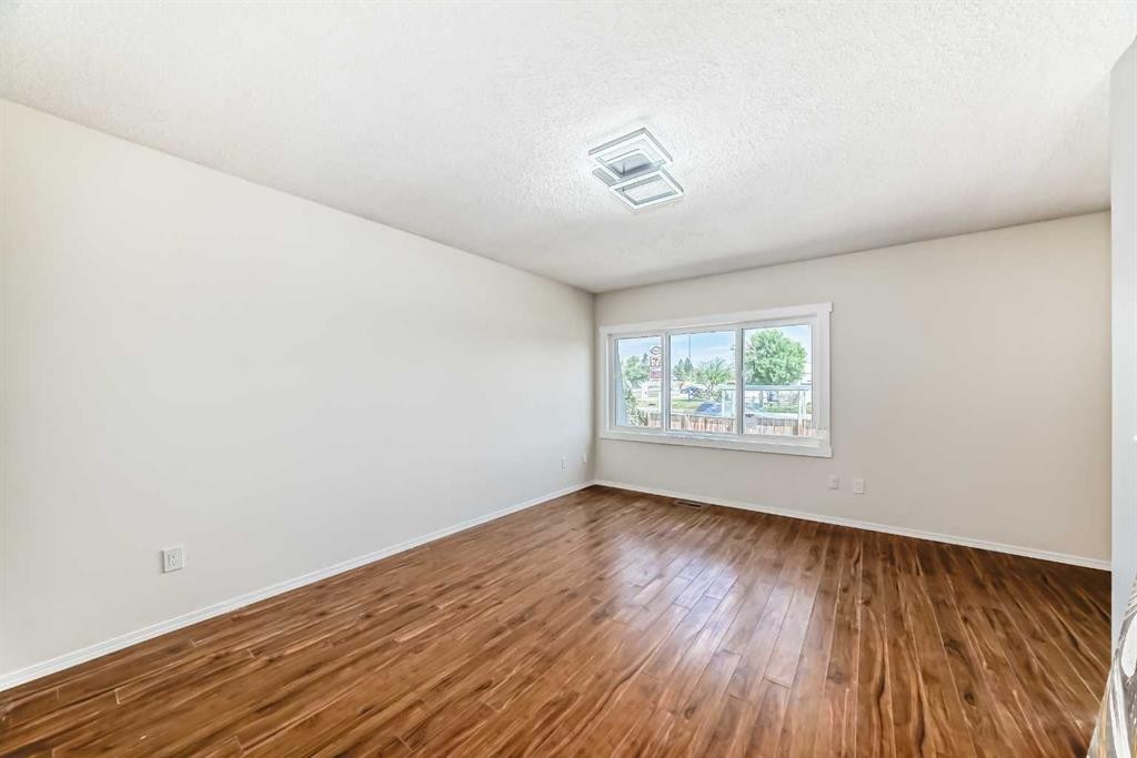 5307 Madigan Drive Ne, Calgary, AB - Indoor Photo Showing Other Room