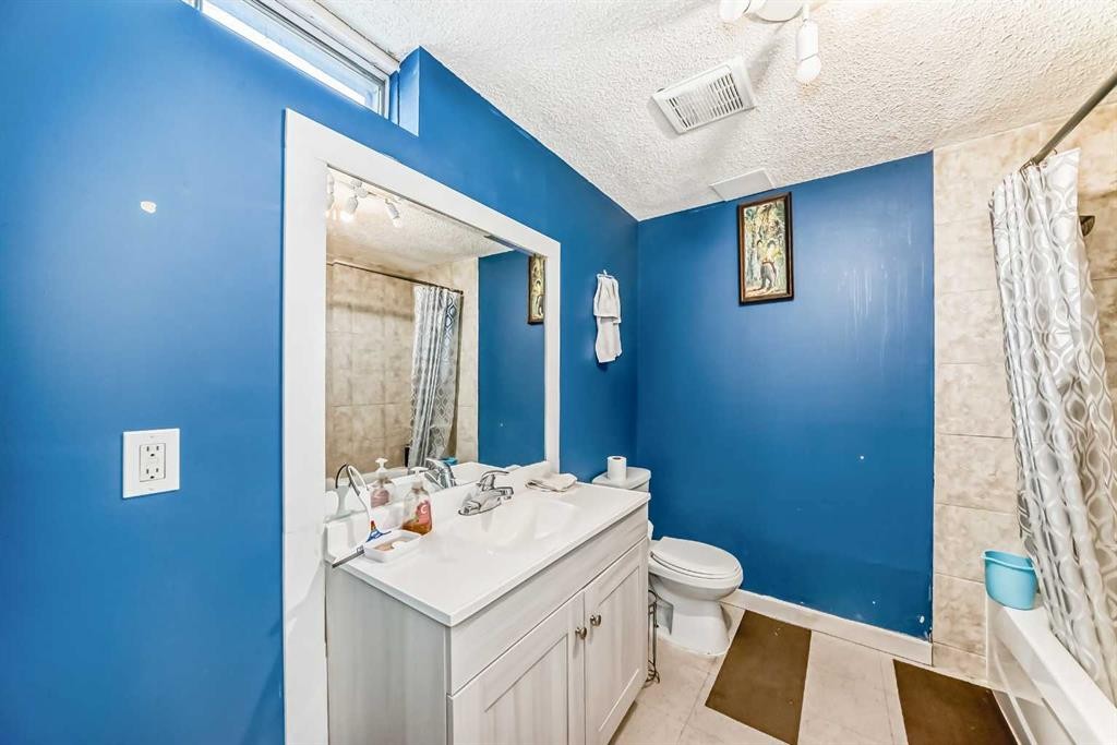 5307 Madigan Drive Ne, Calgary, AB - Indoor Photo Showing Bathroom