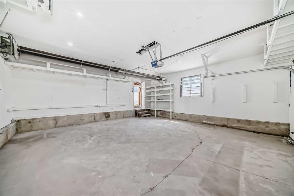 5307 Madigan Drive Ne, Calgary, AB - Indoor Photo Showing Garage