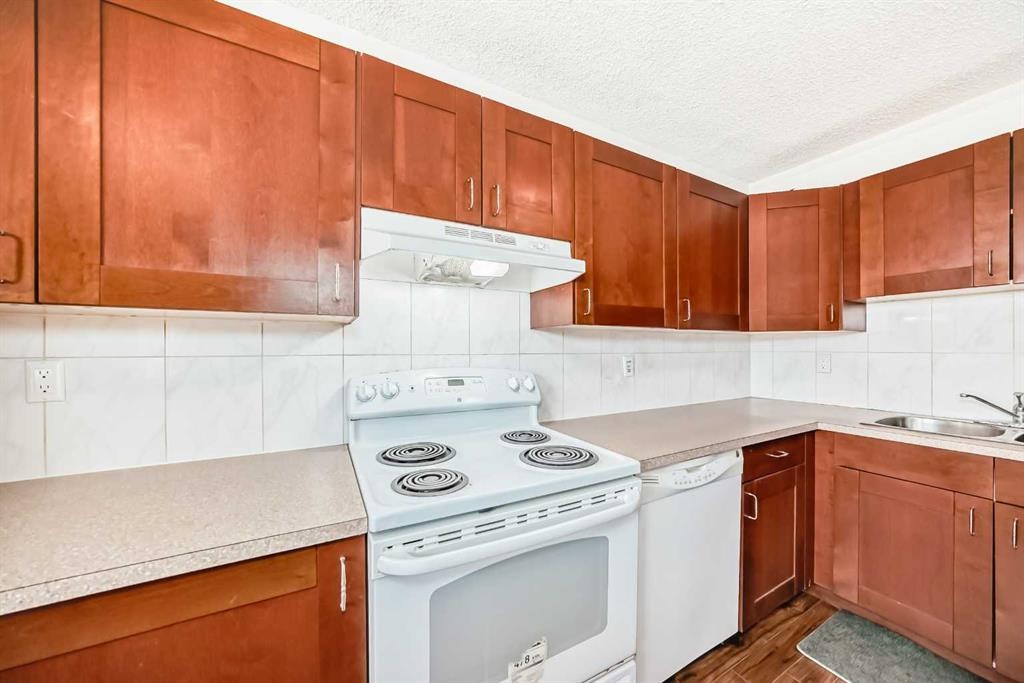 5307 Madigan Drive Ne, Calgary, AB - Indoor Photo Showing Kitchen